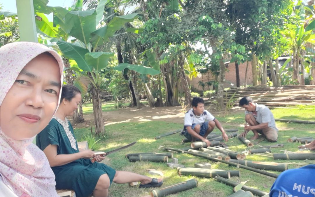 Wujud Gotong Royong: Warga RW 06 Serentak Bikin Kentongan