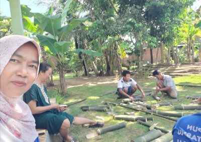 Wujud Gotong Royong: Warga RW 06 Serentak Bikin Kentongan