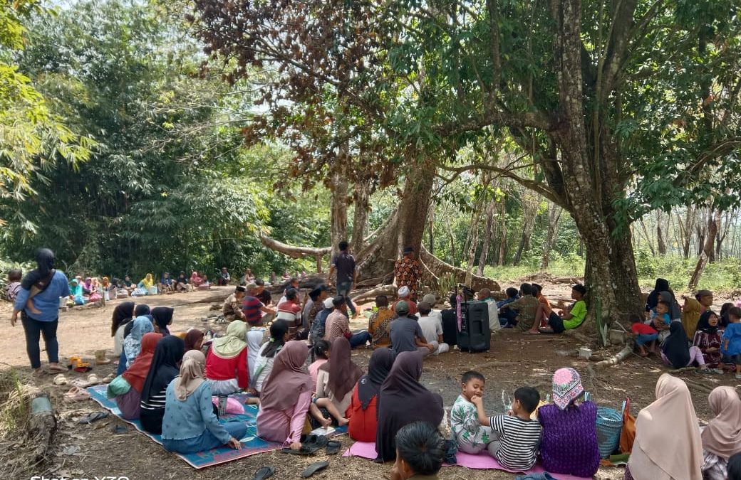 “Guyub Rukun Sedekah Bumi RW 04: Lestarikan Budaya, Panjatkan Doa”