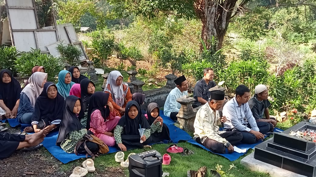 Warga RW 006 Kenang Jasa Pahlawan Lewat Tabur Bunga di Makam Pejuang Desa