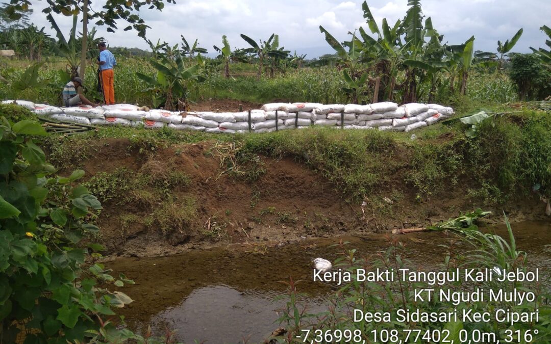 Kegiatan Kerja Bakti Penguatan Tanggul Pengaman Sungai di Desa Sidasari