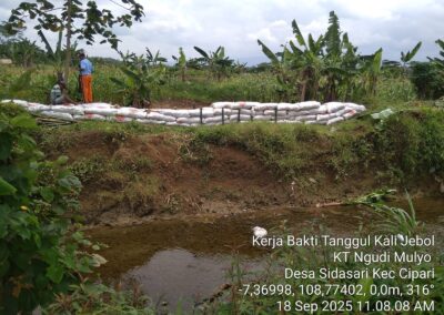 Kegiatan Kerja Bakti Penguatan Tanggul Pengaman Sungai di Desa Sidasari