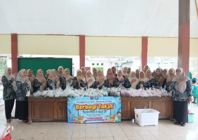 “Rintik Gerimis Tak Surutkan Semangat, PKK Desa Sidasari Berbagi Takjil Ramadhan 1447 H”