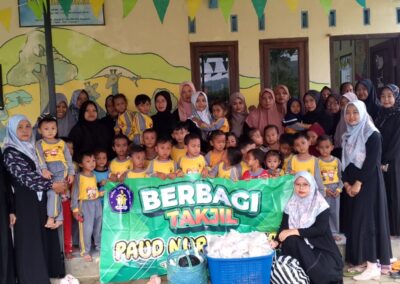 PAUD Nur Barokah Berbagi Takjil, “Tanamkan Nilai Kepedulian Sejak Dini”