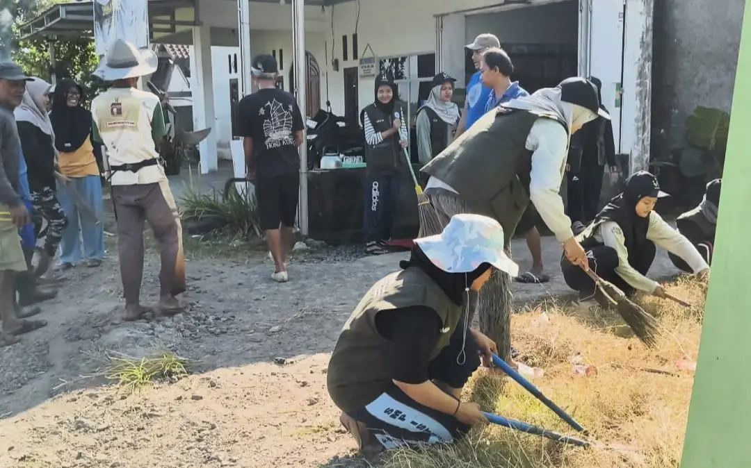 Sambut Hari Kemerdekaan, RW 06 Adakan Aksi Bersih-Bersih Lingkungan Bersama Anak-Anak KKN UIN Saizu Purwokerto