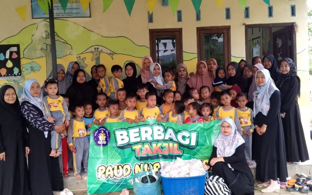 PAUD Nur Barokah Berbagi Takjil, “Tanamkan Nilai Kepedulian Sejak Dini”